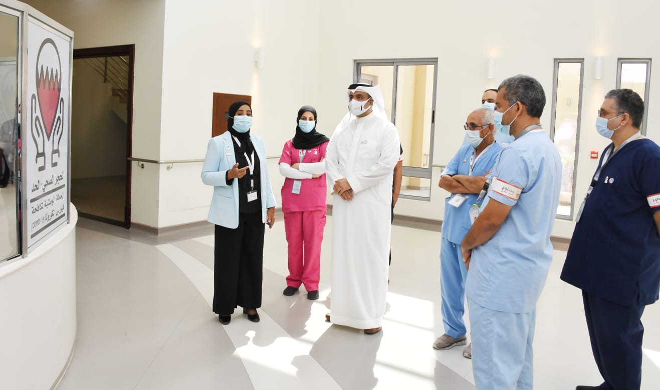 لدى اجتماعه مع الكوادر الصحية العاملة في مركز الشامل الميداني .. وكيل وزارة الصحة يؤكد على ما تتميز به الكوادر البحرينية الطبية من كفاءة في مواجهة فيروس كورونا ..