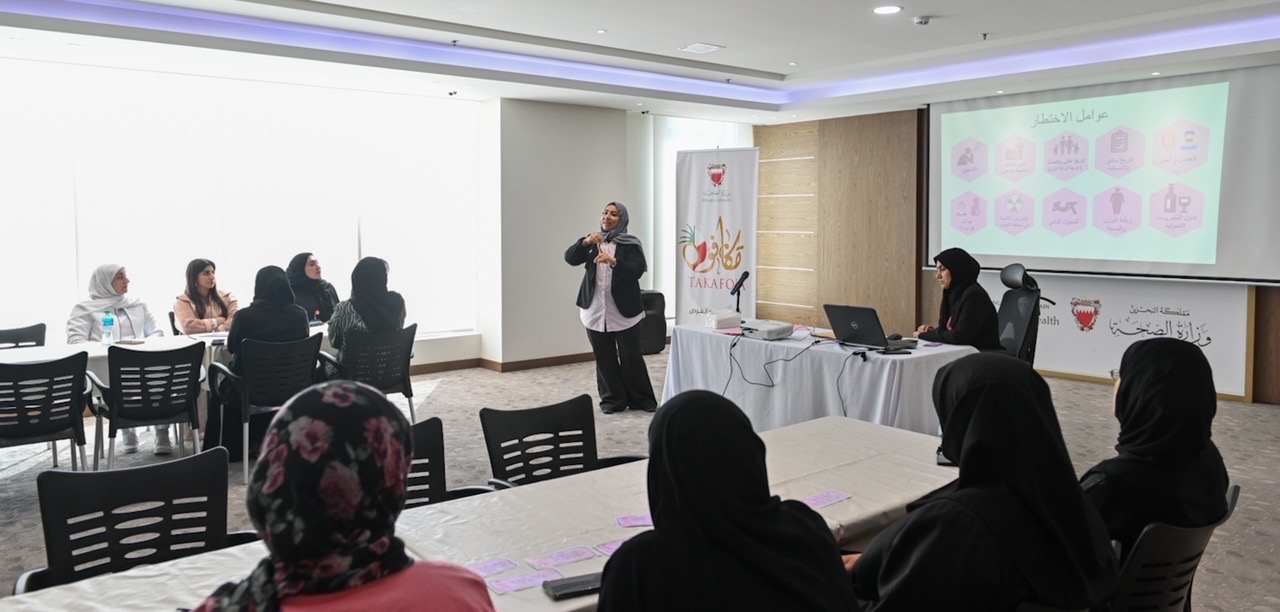 تهدف إلى زيادة الوعي حول المرض وتعزيز أهمية الفحص المبكر - لجنة تكافؤ الفرص بوزارة الصحة وإدارة تعزيز الصحة تنظمان ورشة عمل حول التوعية بسرطان الثدي