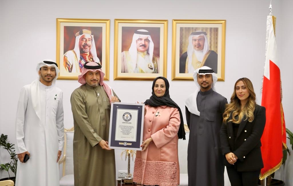 وزيرة الصحة تتسلم نسخة من شهادة دخول مملكة البحرين موسوعة غينيس للأرقام القياسية في اختبارات السمع