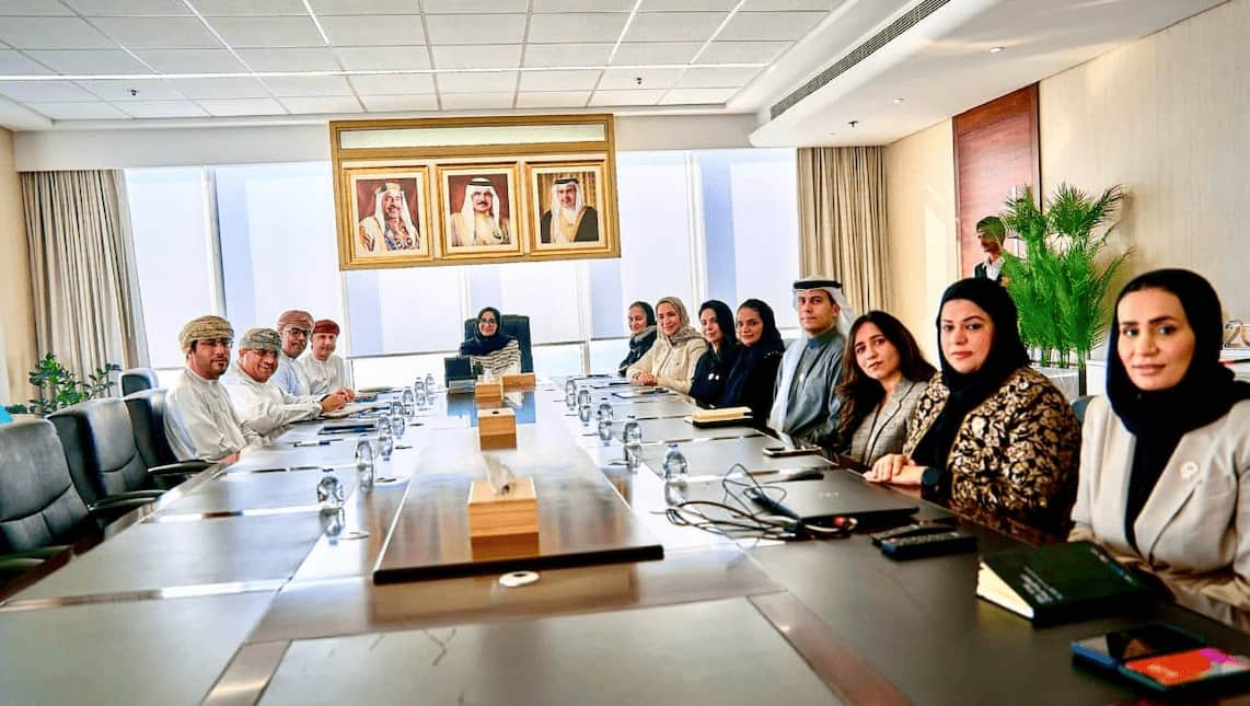 وزيرة الصحة تستقبل وفداً من سلطنة عمان للاطلاع على تجربة مملكة البحرين في مجال الجينوم 